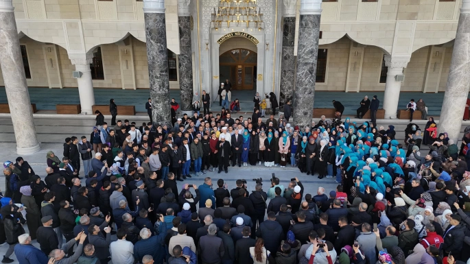 ŞAHİNBEY BELEDİYESİ 177 ÖĞRENCİYİ UMREYE UĞURLADI