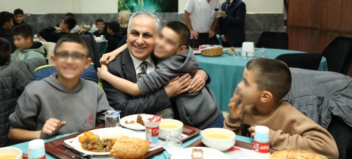 REKTÖR DOĞAN ÇOCUKLARLA RAMAZAN SOFRASINDA BULUŞTU