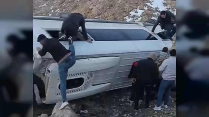Gizli Buzlanma Kazaya Neden Oldu: Gaziantep’te İşçi Servisi Şarampole Devrildi, 10 Yaralı