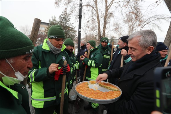 TAHMAZOĞLU’NDAN BAKLAVA İKRAMI