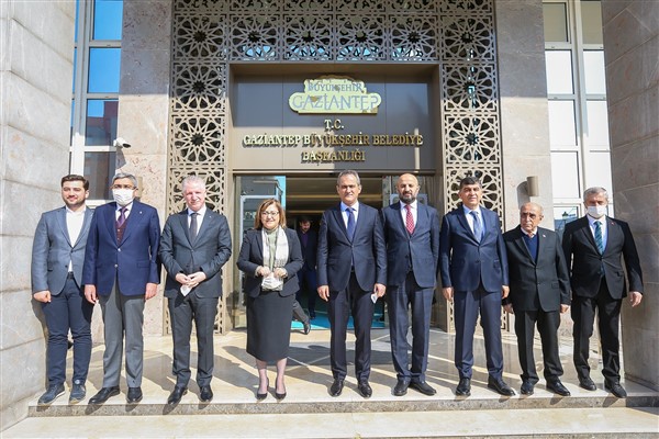 BAKAN ÖZER, BAŞKAN FATMA ŞAHİN’İ ZİYARET ETTİ