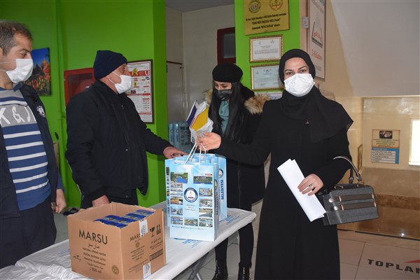 ŞAHİNBEY BELEDİYESİNDEN YENİ ATANAN ÖĞRETMENLERE HEDİYE