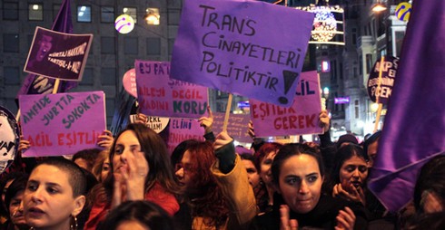 21'inci 8 Mart Feminist Gece Yürüyüşü sona erdi: " HÜKÜMET İSTİFA SLOGANLARI"