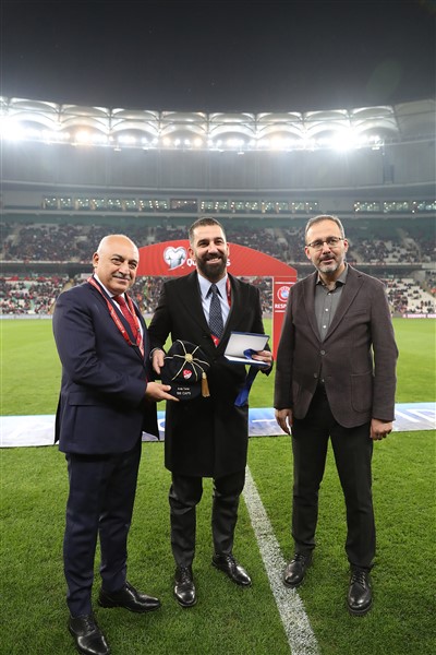 ARDA TURAN'A ÖZEL ÖDÜL!