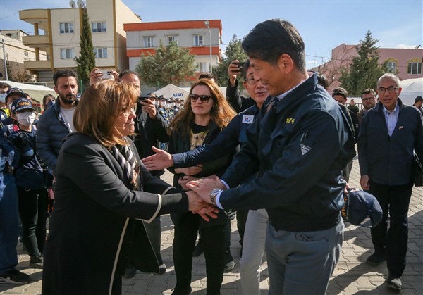BAŞKAN FATMA ŞAHİN İLE JAPONYA DIŞİŞLERİ BAKAN YARDIMCISI KENJİ OĞUZELİ İLÇESİNDEKİ SAHRA HASTANESİNİ ZİYARET ETTİ