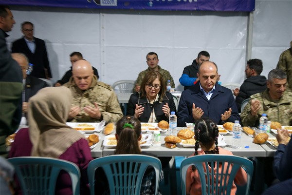 BAŞKAN ŞAHİN VE BAKAN ÇAVUŞOĞLU, RAMAZAN’IN İLK İFTARINI NURDAĞLILARLA BERABER YAPTI