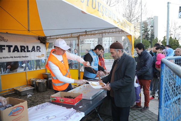 GAZİANTEP BÜYÜKŞEHİR’İN KURDUĞU İFTAR ÇADIRLARINDA GÜNLÜK YAKLAŞIK 15 BİN KİŞİ AĞIRLANIYOR