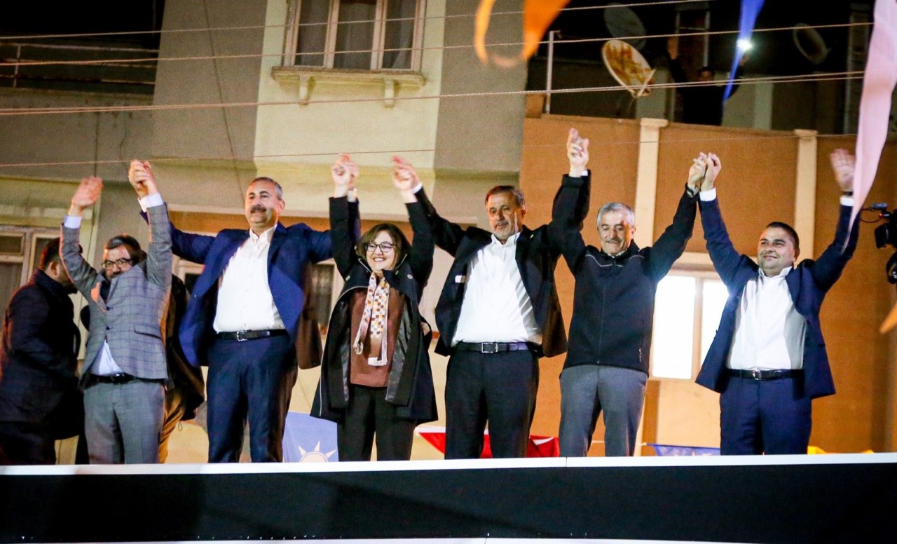 AK PARTİ SEÇİM İRTİBAT OFİSİ AÇILIŞLARI MİTİNG HAVASINDA GEÇİYOR