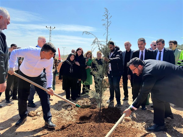 DEPREM ŞEHİTLERİ ANISINA FİDANLARI TOPRAKLA BULUŞTURDULAR