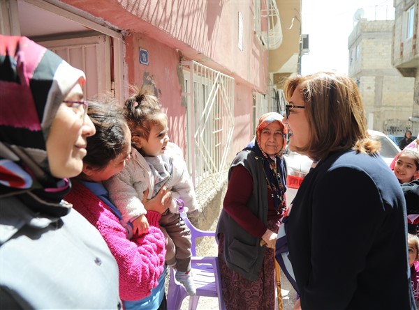 FATMA ŞAHİN MAHALLE MAHALLE DOLAŞIYOR!