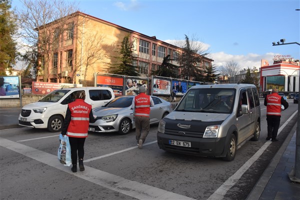 İFTARA YETİŞEMEYENLERE TRAFİK IŞIKLARINDA KUMANYA DAĞITILIYOR...