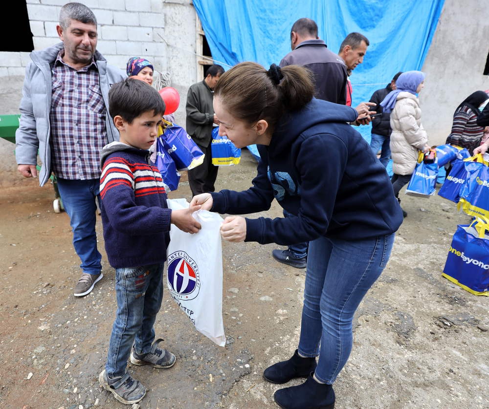 ÖĞRENCİLERİNDEN DEPREMZEDELERE YARDIM ELİ