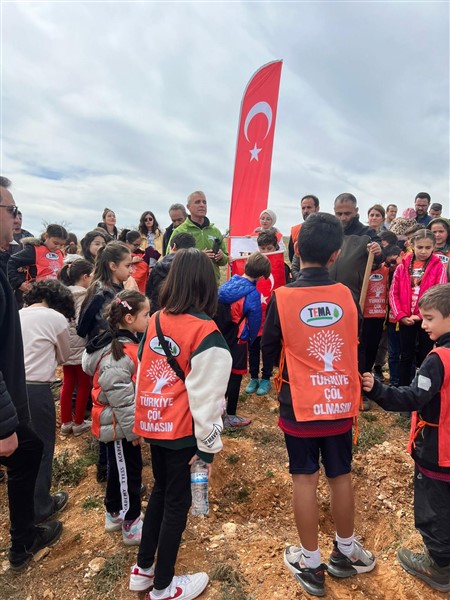 TEMA DEPREMDE HAYATINI KAYBEDENLER İÇİN FİDAN DİKİMİ YAPTI
