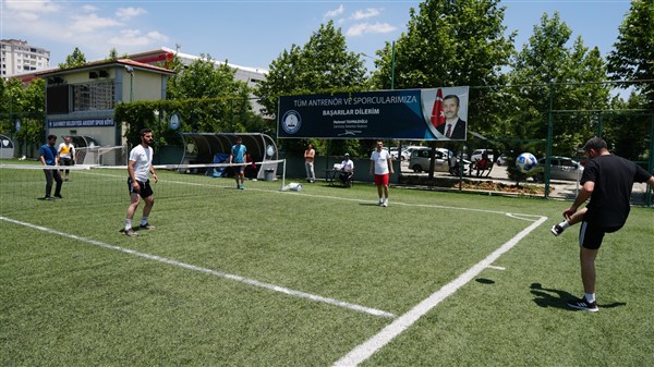 ÖĞRETMENLER SPOR YAPARAK EĞLENDİ