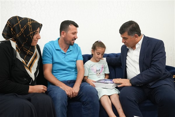 FADILOĞLU, FEYZA’YI ZİYARET ETTİ, MEDENİ CESARETİNDEN ÖTÜRÜ TEBRİK ETTİ