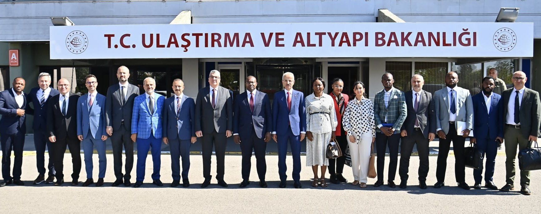 ABDULKADİR URALOĞLU, EKVATOR GİNESİ ULAŞTIRMA BAKANI HONORATO EVİTA OMA’YI AĞIRLADI