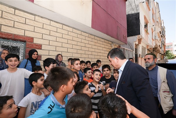 ÇOCUKLARDAN BAŞKAN FADILOĞLU’NA SEVGİ GÖSTERİSİ