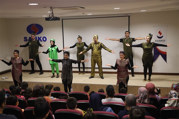 DEPREMDEN ETKİLENEN ÇOCUKLARA TİYATRO ETKİNLİĞİ DÜZENLENDİ