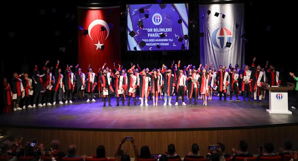 GAÜN SPOR BİLİMLERİ FAKÜLTESİ MEZUNLARINI UĞURLADI