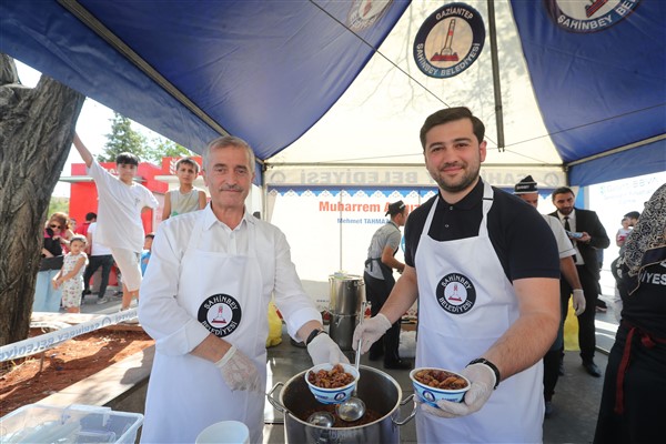 MİLLETVEKİLİ BOZATLI VE BAŞKAN TAHMAZOĞLU VATANDAŞLARA AŞURE İKRAMINDA BULUNDU
