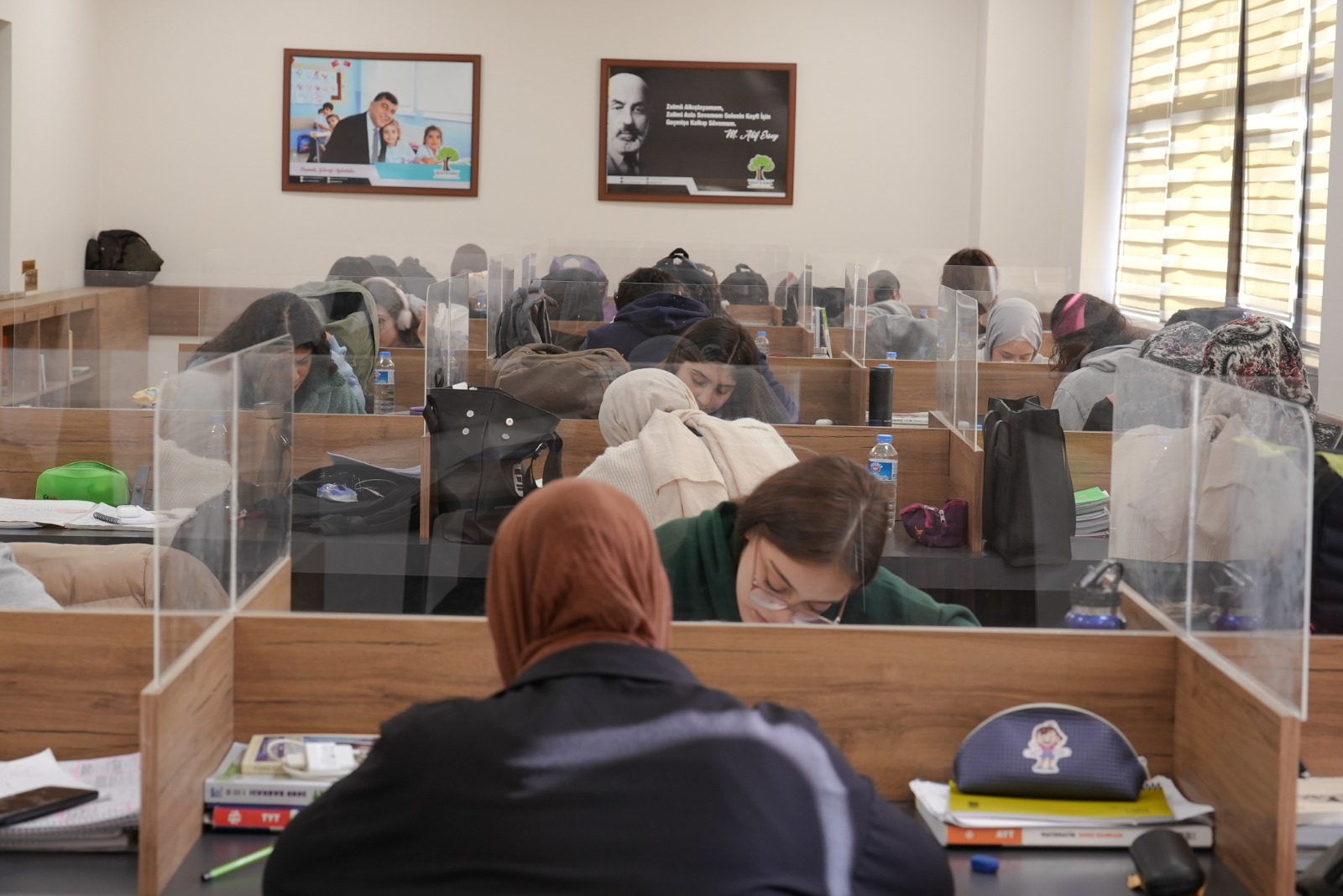 ÖĞRENCİLER, YARIYIL TATİLİNİ KÜTÜPHANEDE DEĞERLENDİRİYORLAR