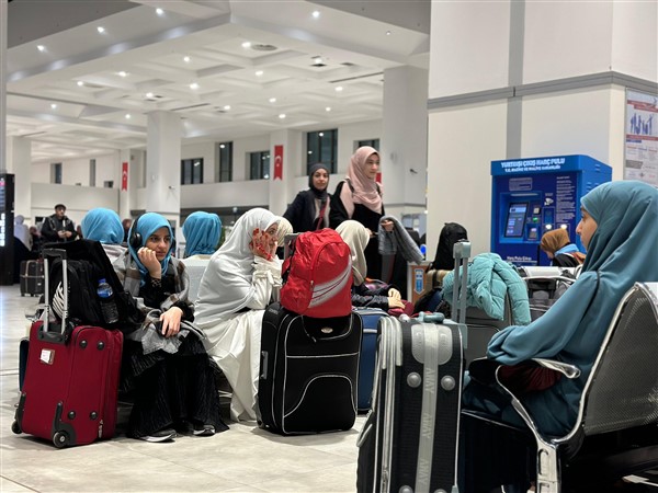 ŞAHİNBEY BELEDİYESİ 174 ÖĞRENCİYİ UMREYE UĞURLADI