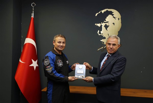 BAKAN KACIR İLE TÜRKİYE'NİN İLK ASTRONOTU ALPER GEZERAVCI GAÜN ÖĞRENCİLERİYLE BİR ARAYA GELDİ