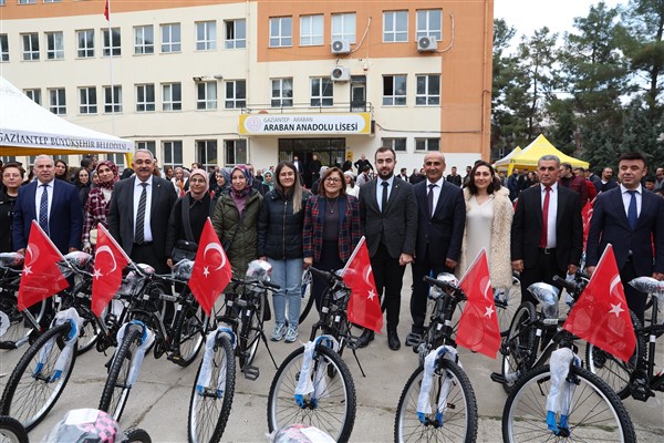 BÜYÜKŞEHİR, YAVUZELİ VE ARABAN’DAKİ ÖĞRETMENLERE BİSİKLET DAĞITTI