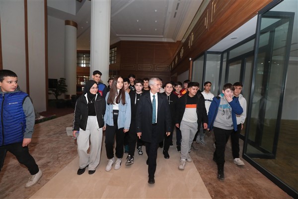 TAHMAZOĞLU GENÇLERLE BİRLİKTE MİLLET KÜTÜPHANESİNİ GEZDİ