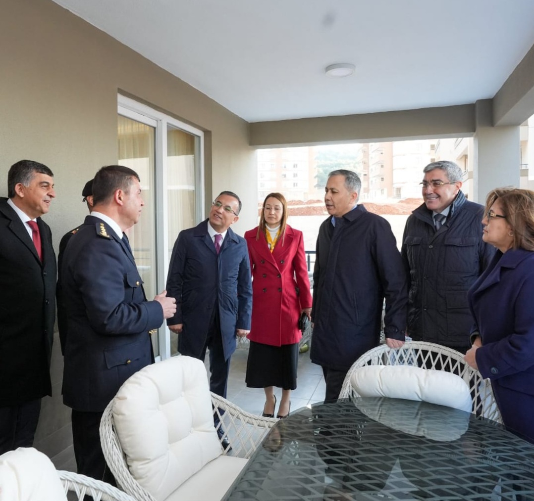 BAKAN YERLİKAYA, ŞEHİTKAMİL POLİS LOJMANLARINI İNCELEDİ
