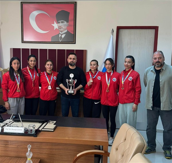 GAÜN’LÜ ÖĞRENCİLER TÜRKİYE SALON ATLETİZM ŞAMPİYONASI’NDAN KUPAYLA DÖNDÜ