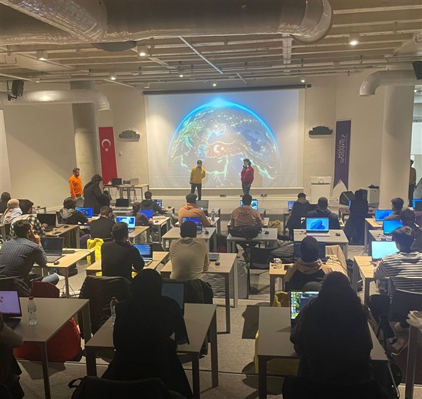 TEKNOGARAJDA KATILIMCILAR PYTHON DÜNYASINI KEŞFEDİYOR