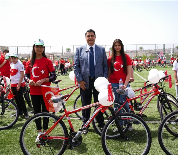 BAŞKAN YILMAZ’IN BİSİKLET ARMAĞANI, 23 NİSAN’DA ÇOCUKLARIN YÜZÜNÜ GÜLDÜRDÜ