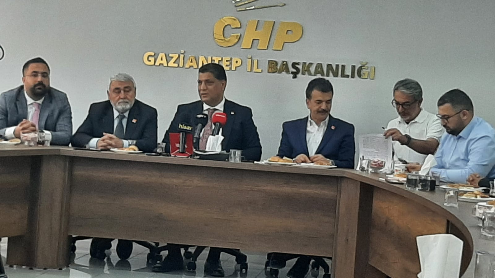 CHP HALK BELEDİYECİLİĞİ YAPACAĞIZ. -EMEKLİ, GENÇ, KADIN, ÇOCUK VE YOKSUL KESİMLER ÖNCELİĞİMİZ -YANDAŞLIK VE RANT DÖNEMİ BİTMİŞTİR -TUGAY ARAZİSİ NAMUSUMUZDUR, GEREKİRSE EYLEM YAPARIZ -SANDIKTA PARTİMİZE TEVECCÜH EDEN HALKIMIZA TEŞEKKÜR EDİYORUM