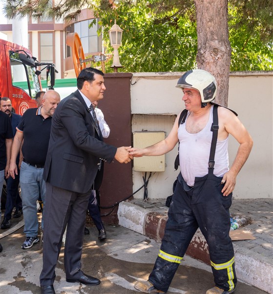 BAŞKAN YILMAZ, HALI FABRİKASINDAKİ YANGIN İLE İLGİLİ İNCELEMELERDE BULUNDU