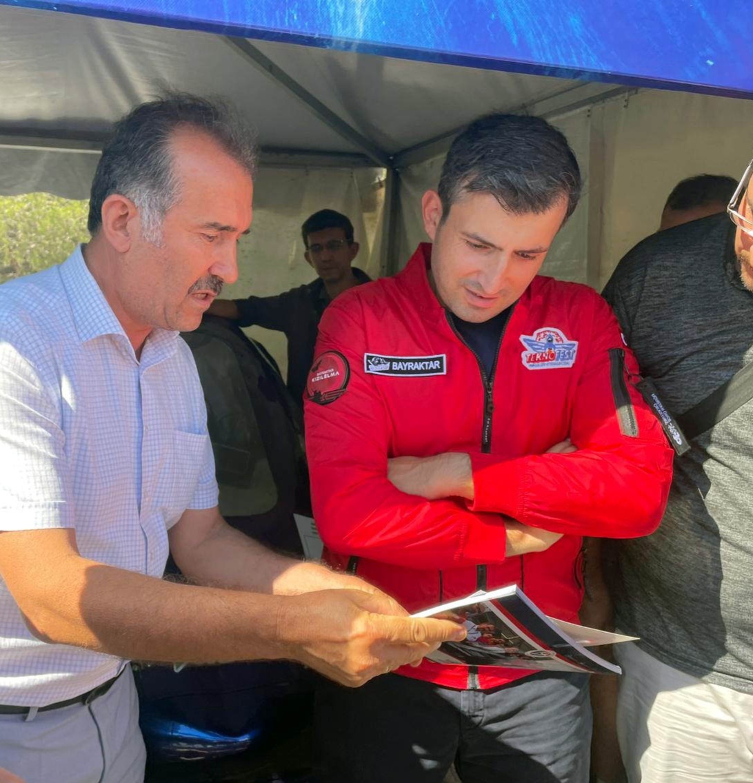 SELÇUK BAYRAKTAR, GAÜN STANDINI ZİYARET ETTİ
