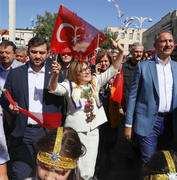 FESTİVAL COŞKUSU KORTEJ İLE ŞEHRİN SOKAKLARINA TAŞINDI