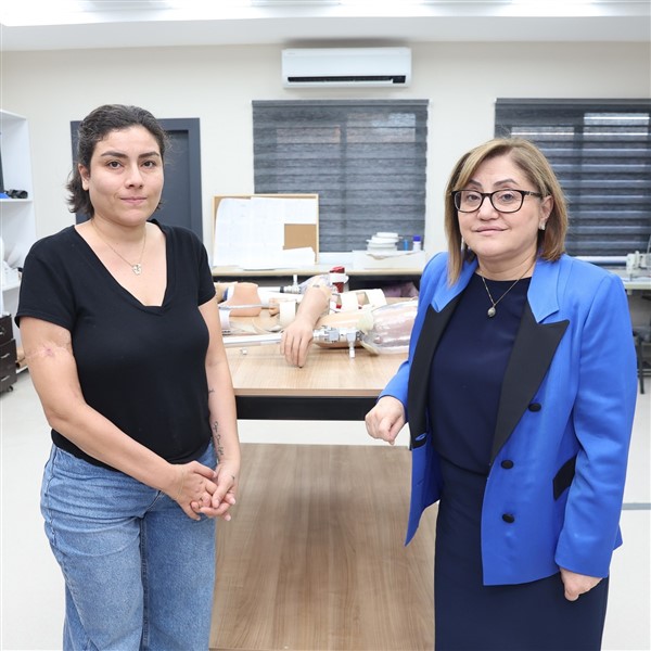 BAŞKAN ŞAHİN, DEPREMZEDE SENEM ECE'YE SAHİP ÇIKTI