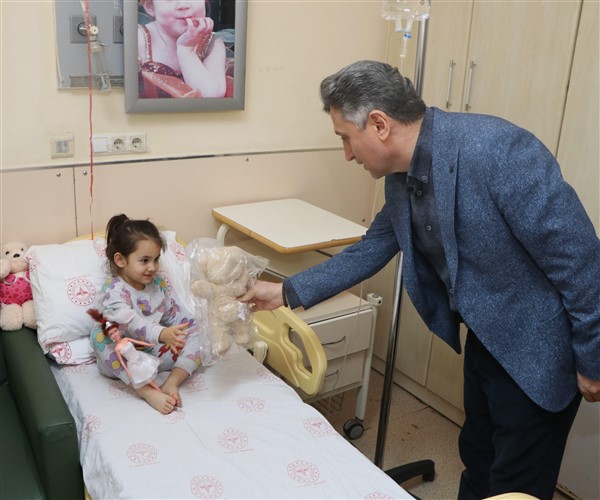 İl Sağlık Müdürü Dr. Beytullah Şahin’den Dünya Çocuk Günü’nde Anlamlı Ziyaret