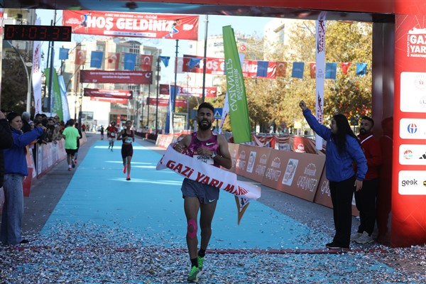 GAZİ YARI MARATONU VE HALK KOŞUSU COŞKUYLA BAŞLADI