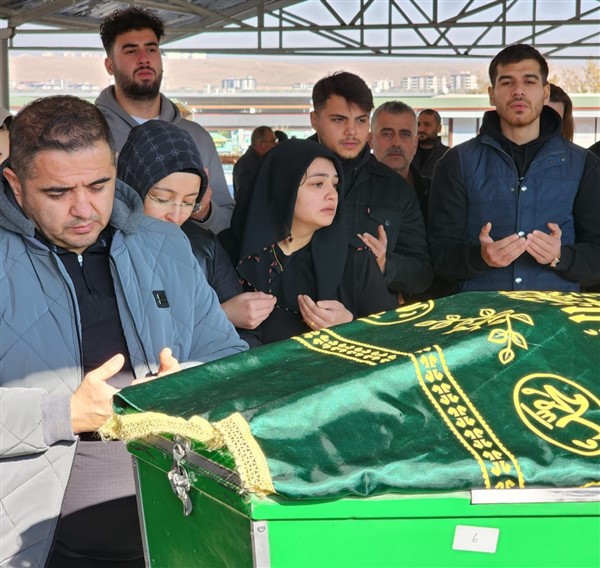 Genç İş Adamı Göz Yaşlarıyla Uğurlandı