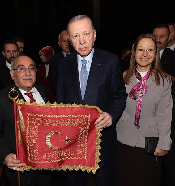 KUTNUCU USTA CUMHURBAŞKANINA SANCAK HEDİYE ETTİ