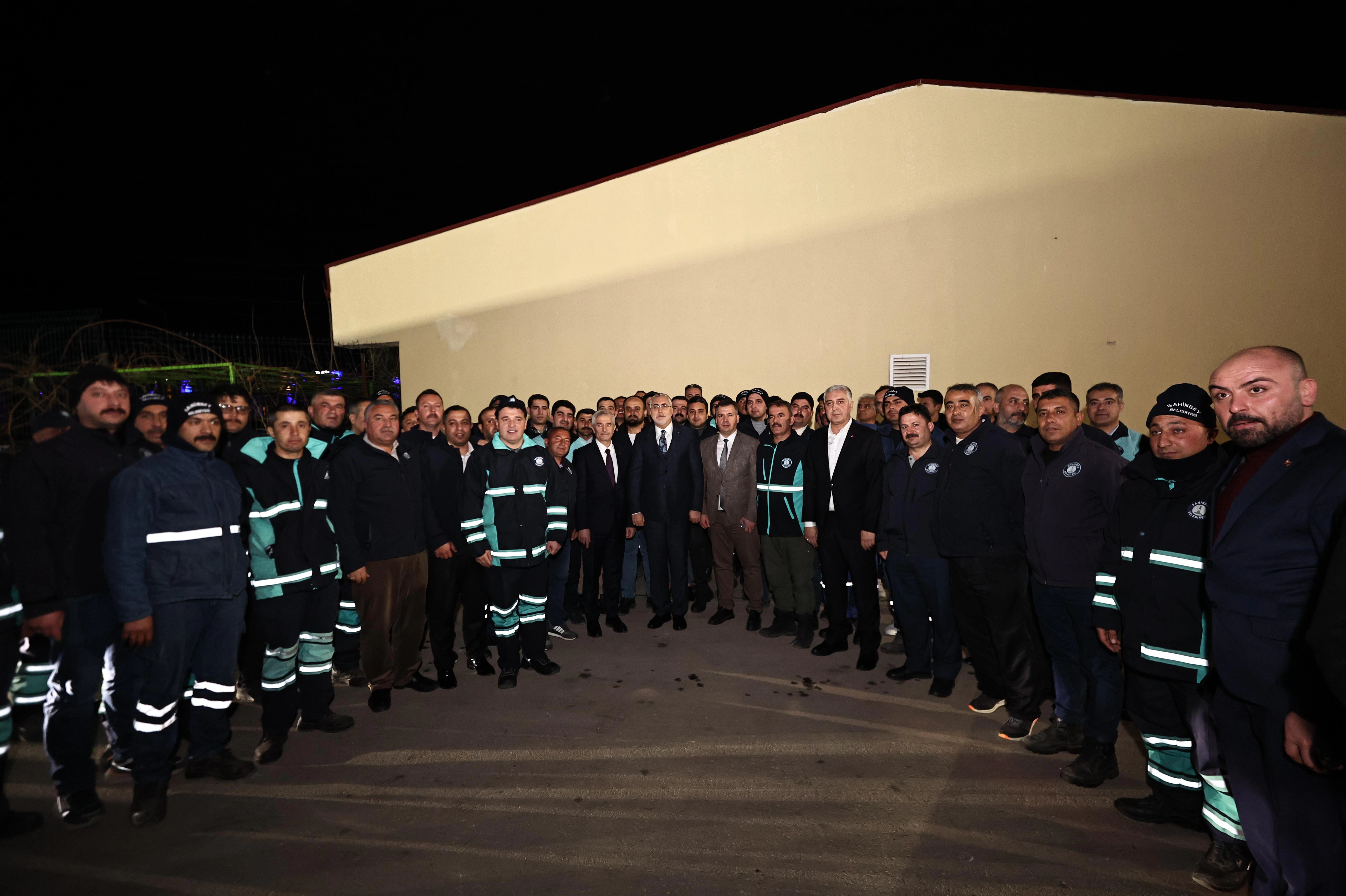 BAKAN IŞIKHAN, ŞAHİNBEY BELEDİYESİ İŞÇİLERİYLE SAHUR YAPTI