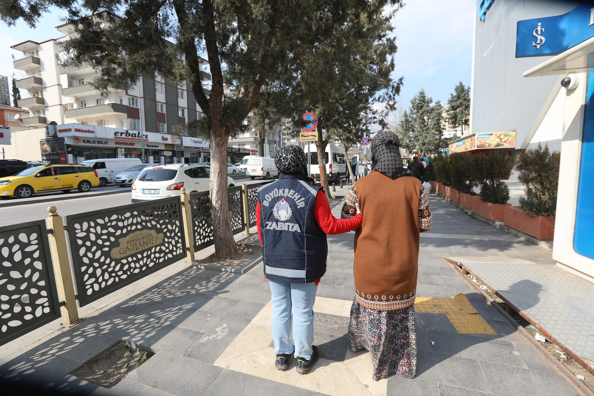 BÜYÜKŞEHİR BELEDİYE DİLENCİLERİ MERCEK ALTINA ALDI