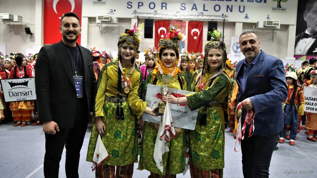 Halk Oyunları Yarışmaları Festival Havasında Geçti
