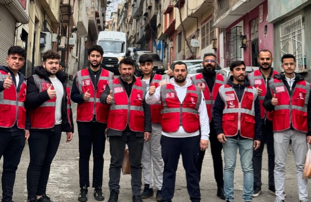 Refahlı gençler ekmeklerini bölüştü