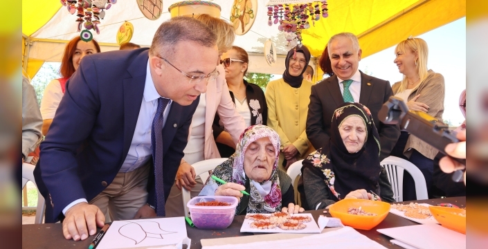 GAÜN DÜNYA YAŞLILAR GÜNÜNDE YAŞLILARI UNUTMADI