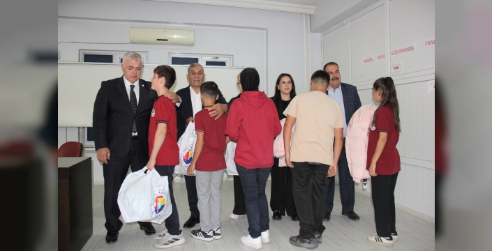 GTB VE TOBB İŞ BİRLİĞİYLE 14 OKULDA ÖĞRENCİLERE KIŞLIK KABAN DESTEĞİ