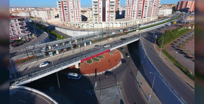 GAZİANTEP BÜYÜKŞEHİR KÖPRÜLÜ KAVŞAK YATIRIMLARINI KENT GENELİNDE SÜRDÜRÜYOR