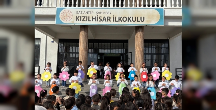 GAZİANTEP KIZILHİSAR İLKOKULU’NDA ÖĞRETMENLER GÜNÜ RENKLİ GÖSTERİLERLE SAHNE OLDU